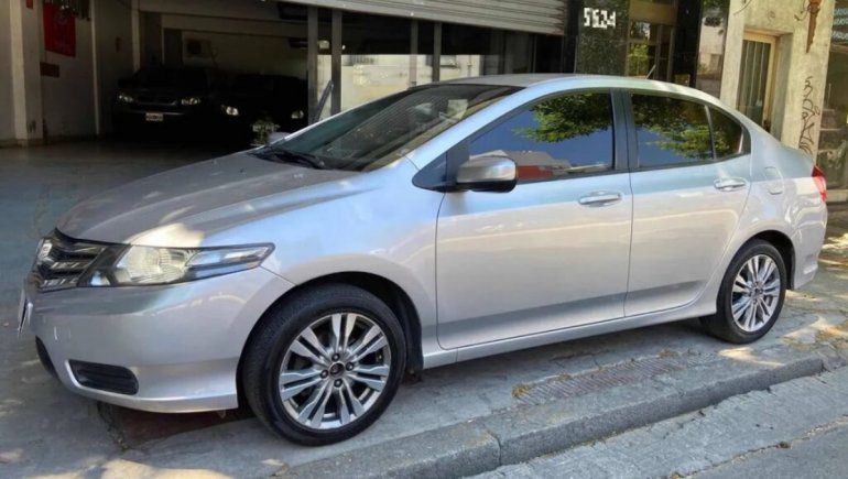 Dejó el auto en marcha unos segundos para retirar un paquete y se lo robaron