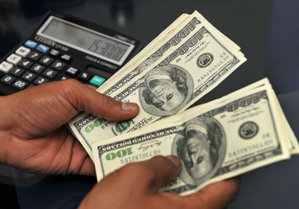 El lí ite a la extracción de dólares por cajero automático está dado por el límite equivalente en pesos. El lí ite a la extracción de dólares por cajero automático está dado por el límite equivalente en pesos.