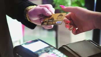 La mujer percibió un consumo desconocido en su tarjeta de crédito. El banco deberá indemnizarla por hacérselo pagar. (Imagen ilustrativa).