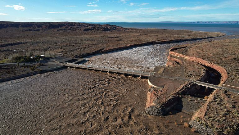 Sauzal Bonito busca a un puestero desaparecido tras la crecida del río