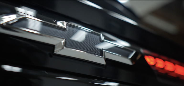 El moño de Chevrolet, infaltable para poner su impronta en la parte trasera del nuevo Sonic. Foto: Captura El moño de Chevrolet, infaltable para poner su impronta en la parte trasera del nuevo Sonic. Foto: Captura