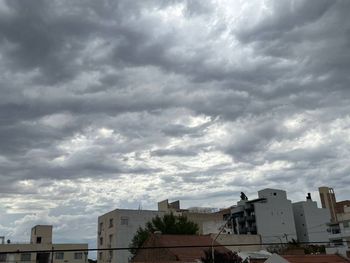 pronostico del tiempo en neuquen: rige una alerta naranja por tormentas en varias zonas para este domingo pronostico del tiempo en neuquen: rige una alerta naranja por tormentas en varias zonas para este domingo