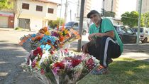 Maxi, el mendocino que vende flores por el Día de la Madre en la Mariano Moreno y Namuncurá. Iba a pasar la noche allí. Foto Antonio Spagnuolo.