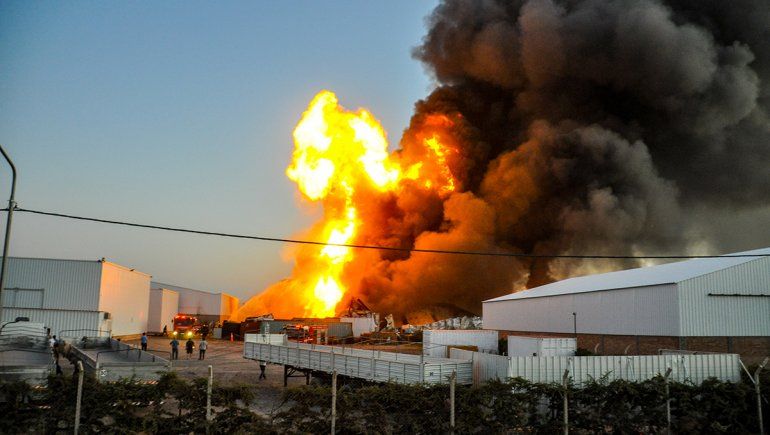 Incendio en la distribuidora de Shell Tiser en el Parque Industrial