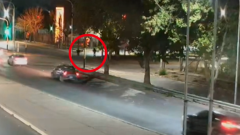 Atraparon e imputaron al agresor de la joven que esperaba el colectivo en la Ruta 22: así fue el momento del ataque | LM Neuquen Atraparon e imputaron al agresor de la joven que esperaba el colectivo en la Ruta 22: así fue el momento del ataque