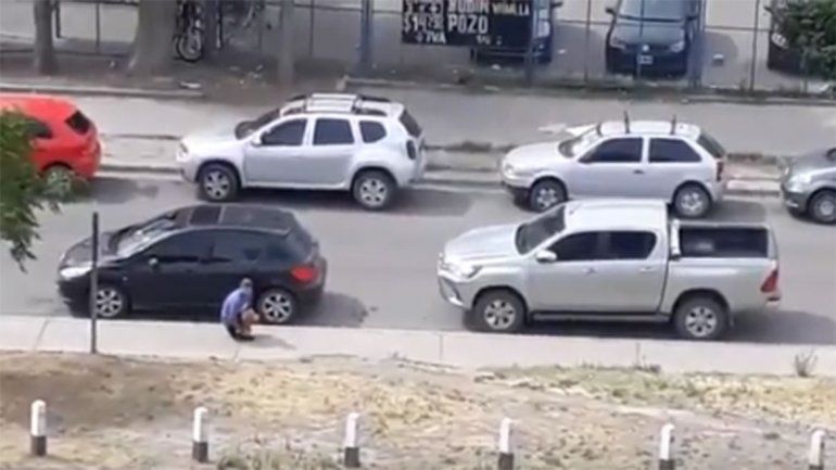 Así intentan robar un auto a la luz del día en el bajo