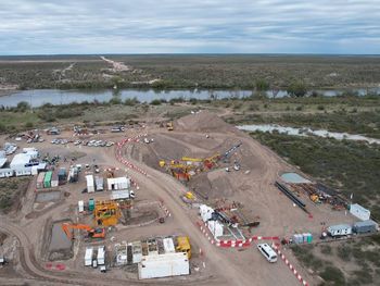 El cruce del VMOS de norte a sur por el río Negro. El oleoducto pasa 25 metros por debajo del agua. El cruce del VMOS de norte a sur por el río Negro. El oleoducto pasa 25 metros por debajo del agua.