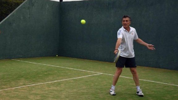 Macri sufrió un esguince de rodilla jugando al paddle.