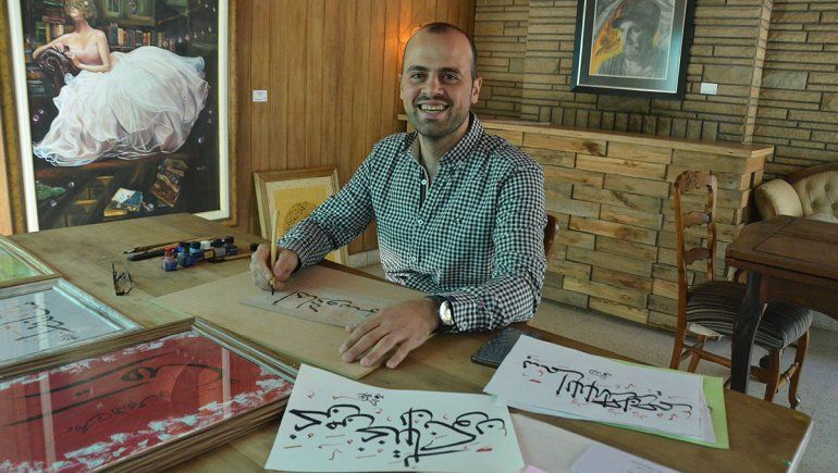El arte le dio otra vida en la ciudad a un refugiado sirio