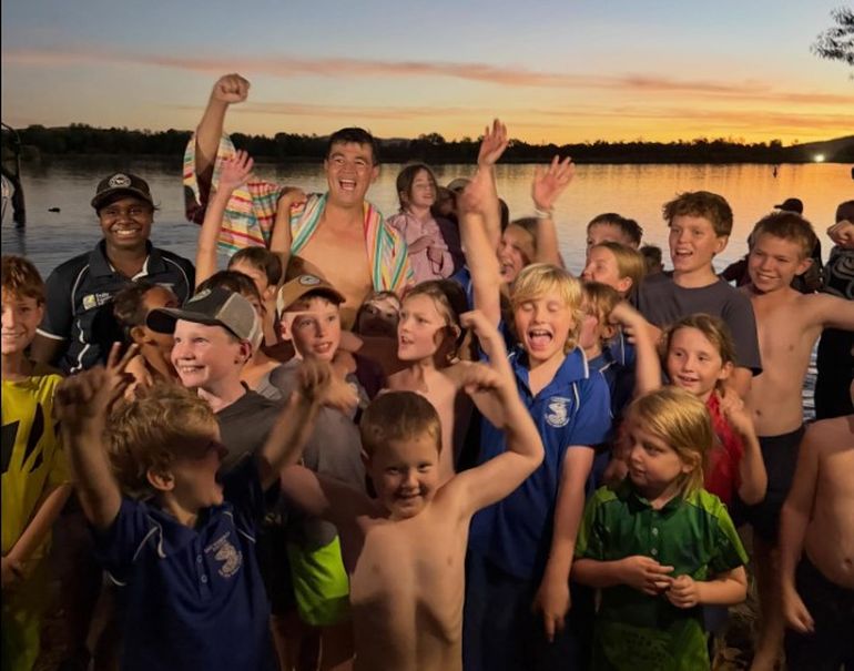 El nadador de origen escocés completó el recorrido en casi 12 horas. El nadador de origen escocés completó el recorrido en casi 12 horas.