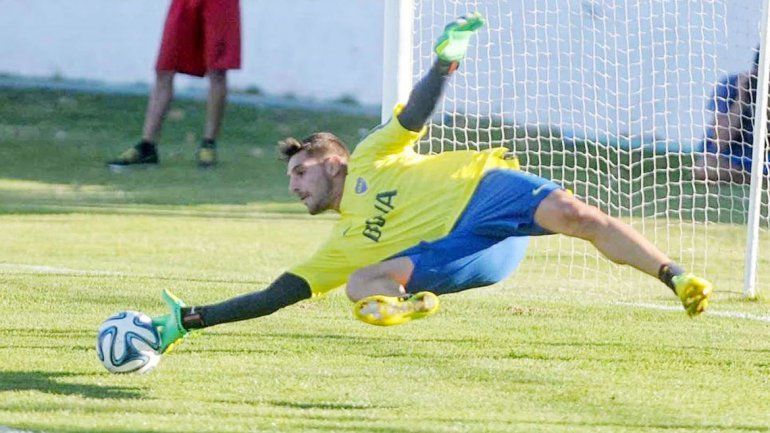 El arquero fue el titular en los dos clásicos del verano y chicaneó al rival.