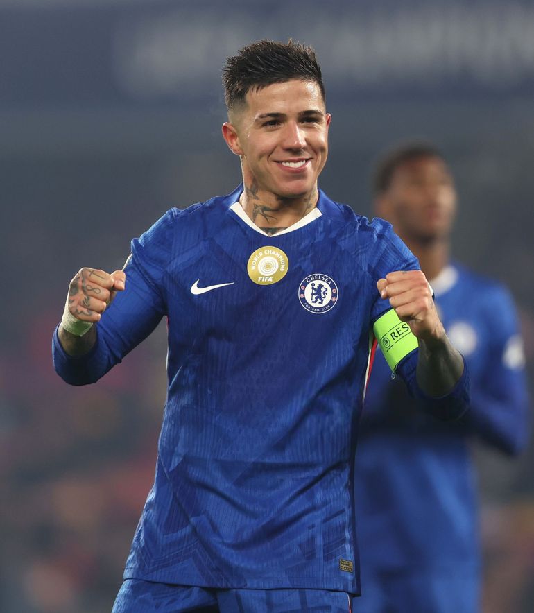 Enzo Fernández fue figura en una jornada emotiva por el aniversario de la muerte de Maradona. 