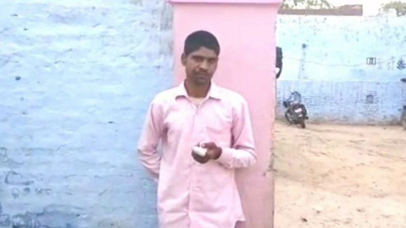 India: se equivocó al votar y por eso se cortó un dedo