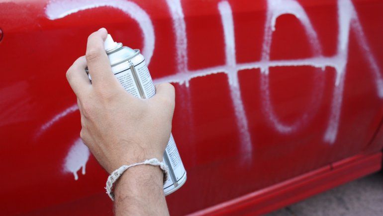 Viral: pintó el auto de su expareja para que se acuerde de su hijo. | Foto referencial.