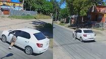 Tras el intento de robo, el delincuente quedó colgado de la ventanilla, mientras el conductor huía a toda velocidad. Tras el intento de robo, el delincuente quedó colgado de la ventanilla, mientras el conductor huía a toda velocidad.