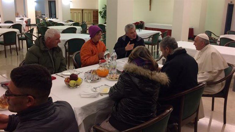 El Papa festejó su cumpleaños con ocho personas sin techo