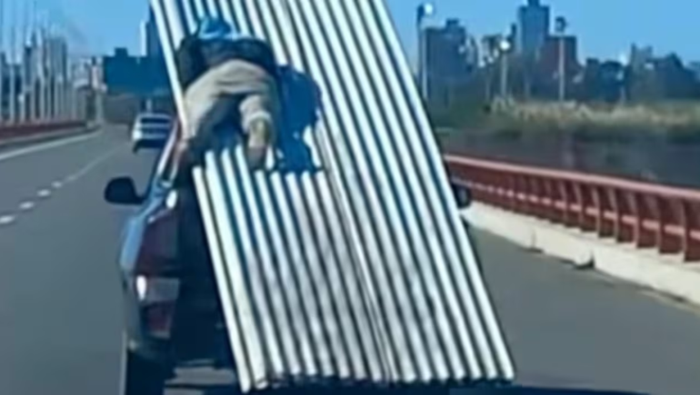 Un hombre viajó acostado sobre una chapa en plena ruta: el polémico video