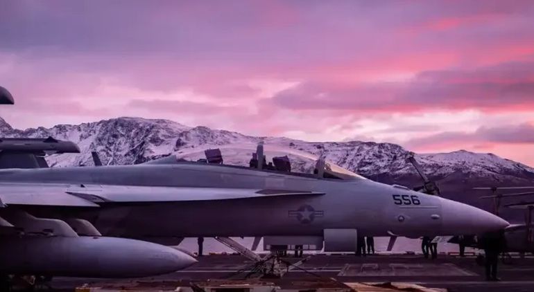 Una de las aeronaves de combate a bordo del USS Nimitz, a su paso por el estrecho de Magallanes. Una de las aeronaves de combate a bordo del USS Nimitz, a su paso por el estrecho de Magallanes.