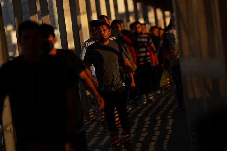 Migrantes deportados de Estados Unidos caminan hacia México en el puente fronterizo internacional Paso del Norte en 2024. Foto: El País, José Luis González (REUTERS) Migrantes deportados de Estados Unidos caminan hacia México en el puente fronterizo internacional Paso del Norte en 2024. Foto: El País, José Luis González (REUTERS)