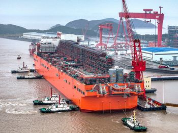 china envia su mayor buque de gas al congo, mientras avanza en negociaciones con ypf y eni para replicar el modelo en argentina