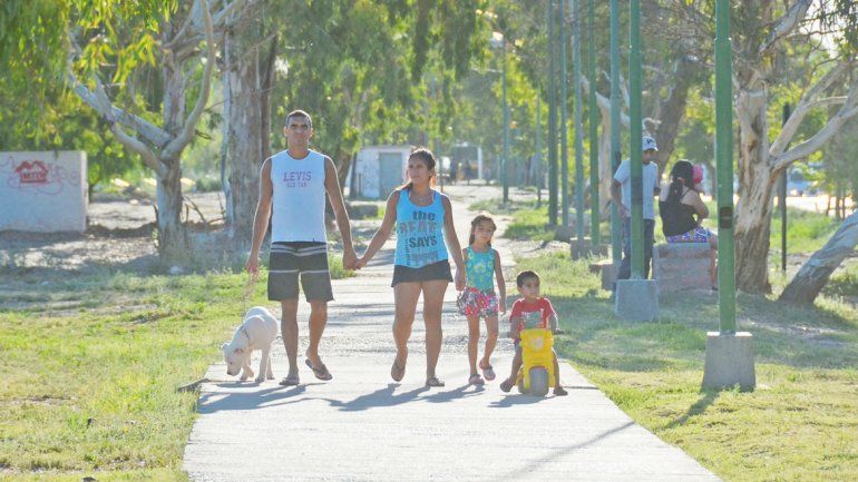 Muchos vecinos utilizan los espacios verdes para recrearse en familia.