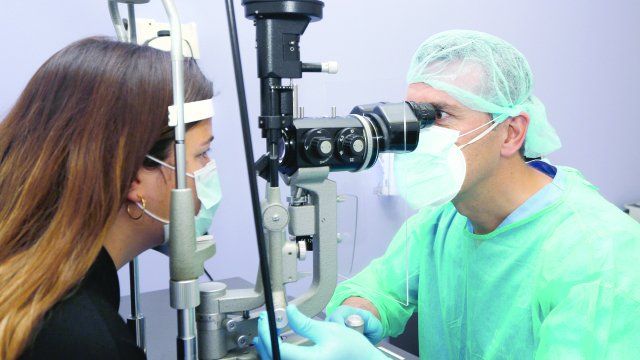 Los oftalmólogos atienden a una persona cada media hora.