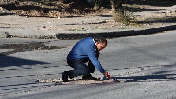 UNE salió a pintar los pozos de Pechi