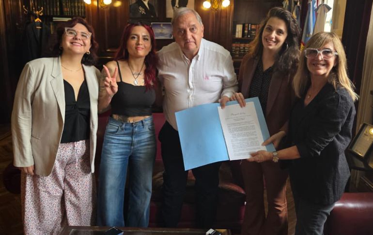 El senador nacional Carlos Linares, de Chubut, y las abogadas que elaboraron el proyecto de Ley Cazzu que llegó al Congreso. El senador nacional Carlos Linares, de Chubut, y las abogadas que elaboraron el proyecto de Ley Cazzu que llegó al Congreso.