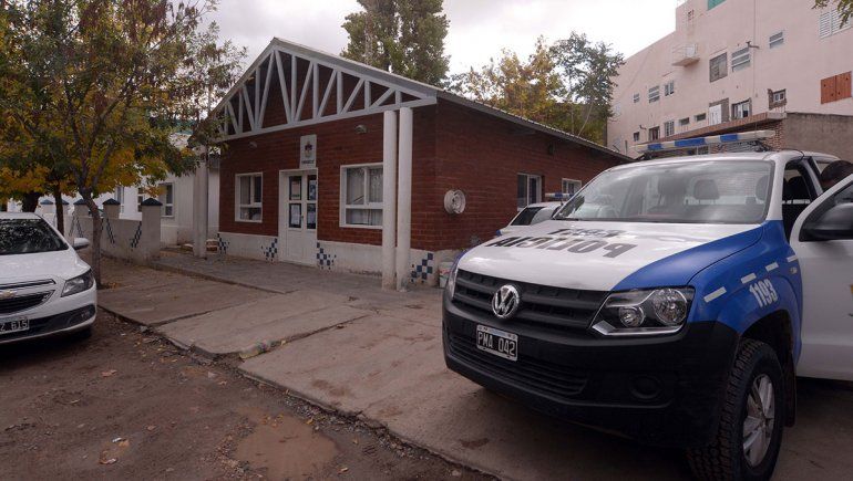 Dos policías le robaron 22 mil pesos a un albañil