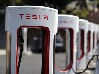 Foto de archivo de una estación para cargar eléctricos de Tesla en Los Angeles, California. Jul 9, 2020.  REUTERS/Lucy Nicholson