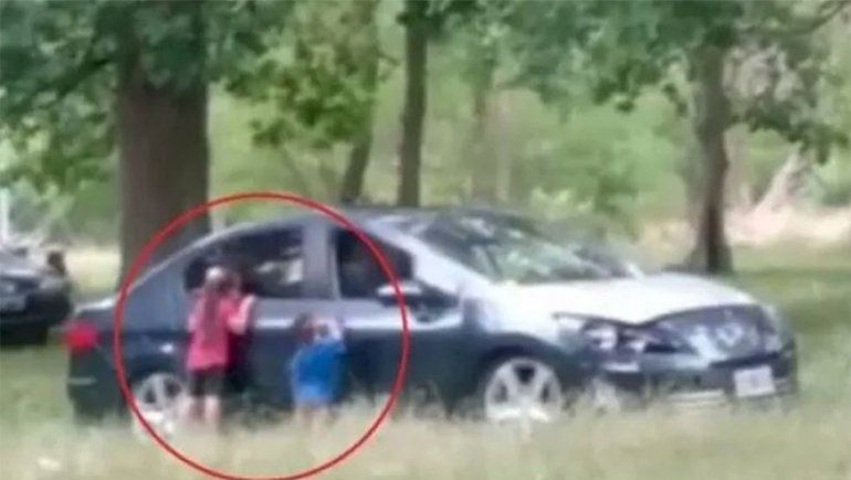 Detuvieron a la pareja que bajó a sus hijos del auto para tener sexo