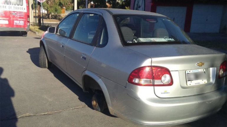 Los robarruedas no dan tregua: ahora atacaron dos autos en Terrazas del Neuquén