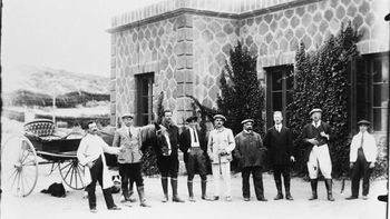 Edificio de la petrolera Astra, en Comodoro Rivadavia, antes de 1922. Edificio de la petrolera Astra, en Comodoro Rivadavia, antes de 1922.