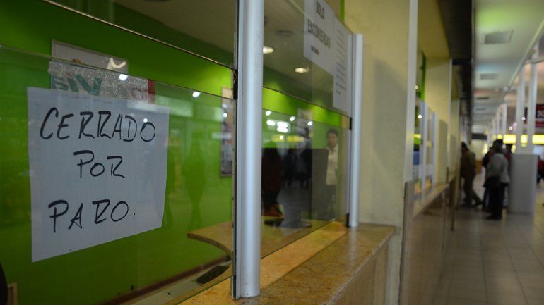 Dos empresas no prestan servicio en la terminal por un paro de la UTA