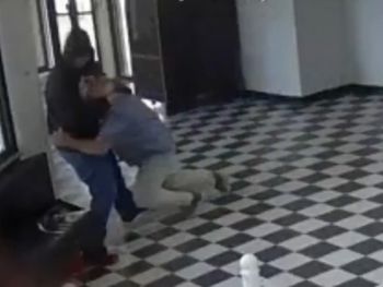 Durante el forcejeo, el agresor efectuó varios disparos y uno impactó en la pierna del director de la escuela en Estados Unidos