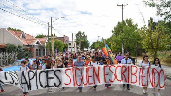 Ex alumnos marcharon contra la censura a docente