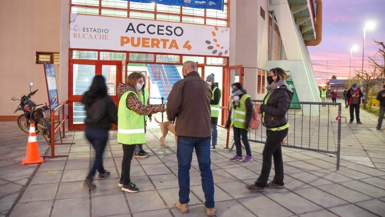 Cómo es el detrás de escena de la vacunación a demanda en el Ruca Che