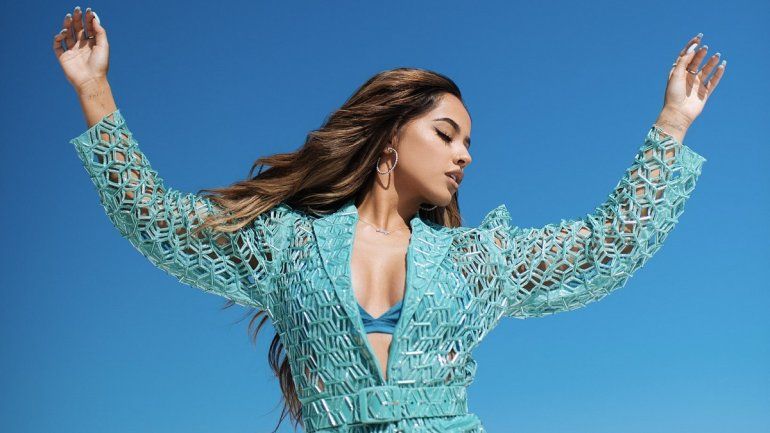 La cantante Becky G, famosa por su éxito, Mayores