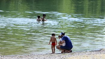 Grandes y chicos buscaron refugio en el río en Neuquén. Grandes y chicos buscaron refugio en el río en Neuquén.