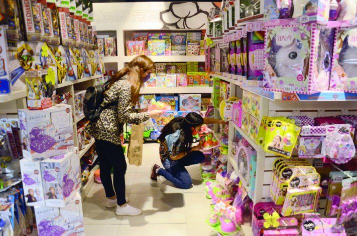 Todavía faltan algunos días para la celebración y los comerciantes no pierden la esperanza con las ventas.