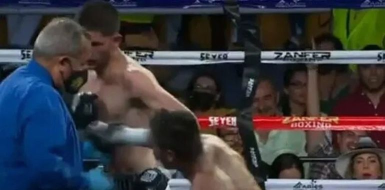 Un juez de boxeo recibió un golpe brutal y lo sacaron en camilla