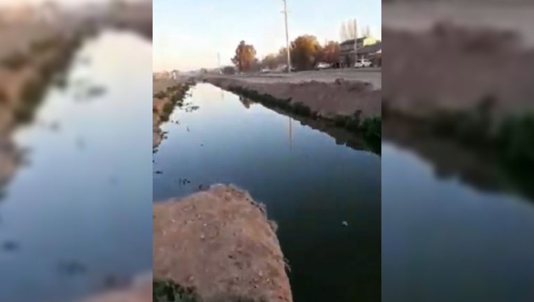 Vecinos de Centenario dicen que una obra hídrica pasó a ser un riachuelo