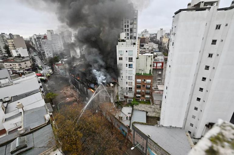 Las impactantes imágenes del depósito clandestino que se incendió en La Plata: analizan demolerlo