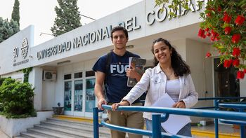 Joaquín Berrud, presidente de la Federación Universitaria del Comahue junto a Ailín Assencio, estudiante de Huergo. Joaquín Berrud, presidente de la Federación Universitaria del Comahue junto a Ailín Assencio, estudiante de Huergo.