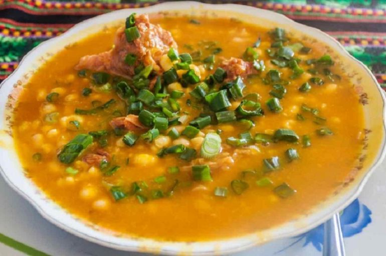 Puro sabor la receta del locro del 1 de mayo.