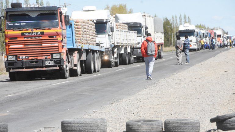 El corte de ruta se mantuvo hasta las 15 en el acceso a Plottier. Los trabajadores esperan cobrar sus salarios.