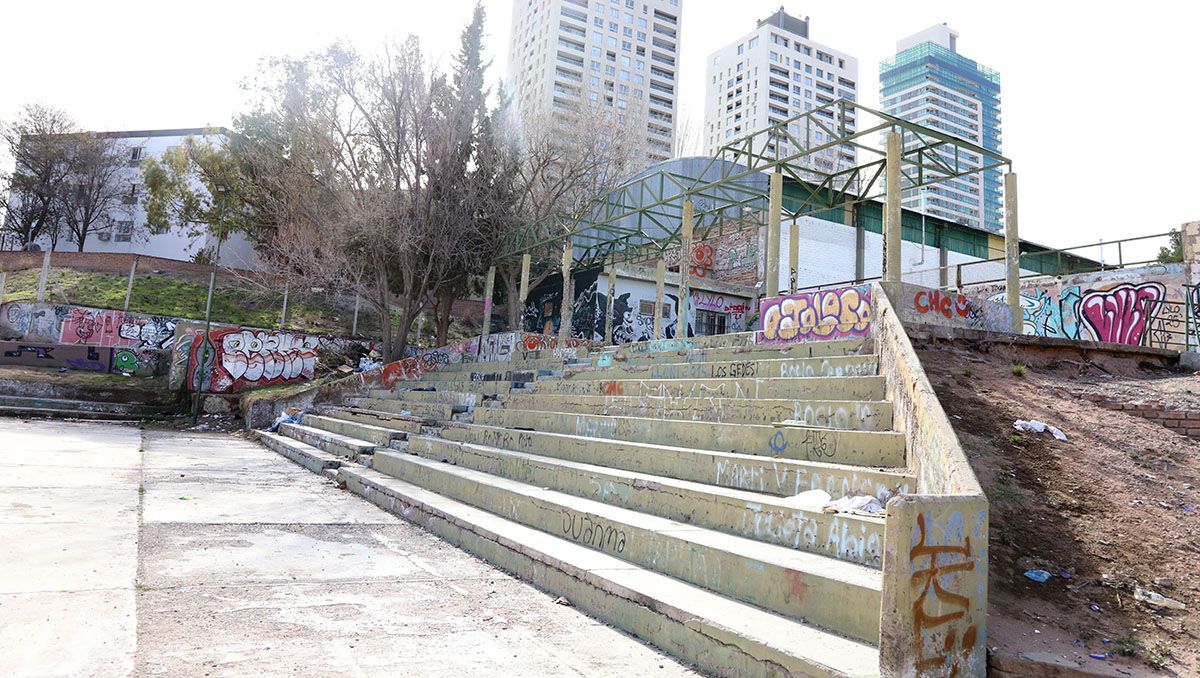 basura, vidrios y personas que pasan la noche: que dijo el cpe sobre el predio abandonado en pleno centro