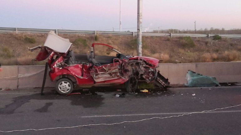 El auto fue aplastado por el acoplado contra el muro de contención.