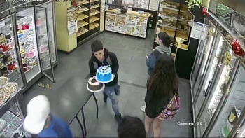 insolito: asaltaron una panaderia y se llevaron hasta las tortas insolito: asaltaron una panaderia y se llevaron hasta las tortas