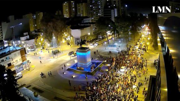 Neuquinos recibieron a los autoconvocados en el Monumento